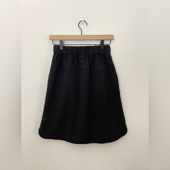 Lululemon On The Fly Mid Rise Luxtreme Skirt 21” With Pockets in Black Size 4 - Picture 6 of 8